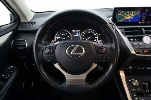 Valkoinen Maastoauto, Lexus NX – EPN-458