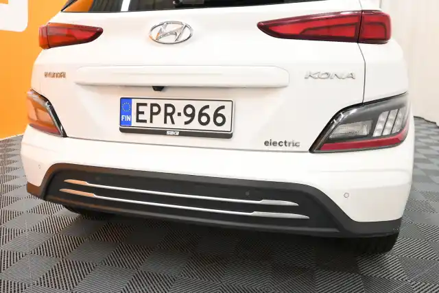 Valkoinen Maastoauto, Hyundai KONA – EPR-966