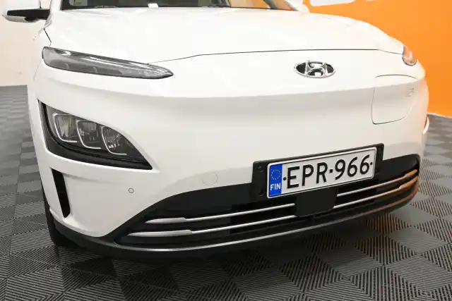 Valkoinen Maastoauto, Hyundai KONA – EPR-966