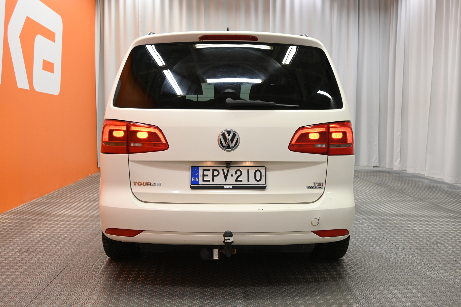 Valkoinen Tila-auto, Volkswagen Touran – EPV-210