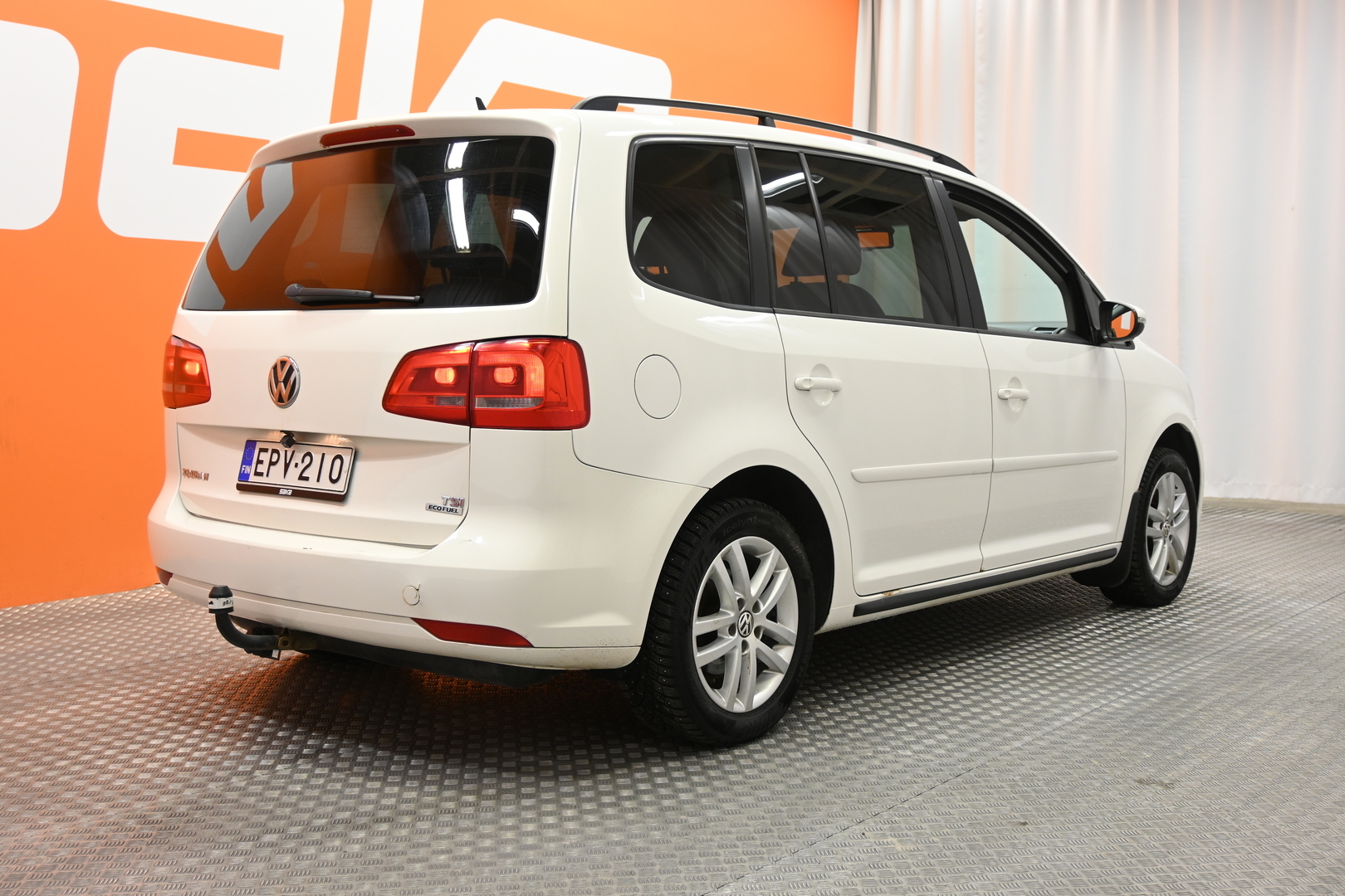 Valkoinen Tila-auto, Volkswagen Touran – EPV-210