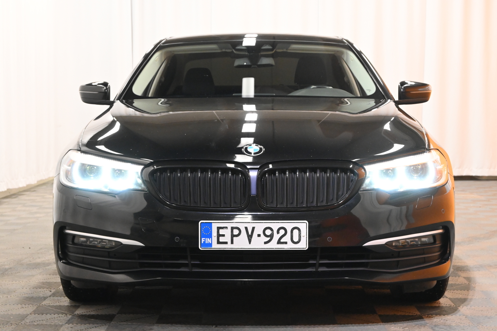Musta Sedan, BMW 518 – EPV-920