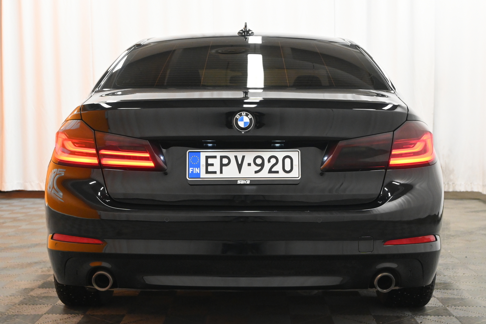 Musta Sedan, BMW 518 – EPV-920