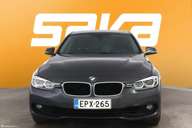 Harmaa Sedan, BMW 320 – EPX-265