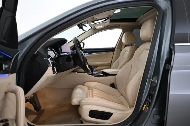 Harmaa Sedan, BMW 530 – EPX-282