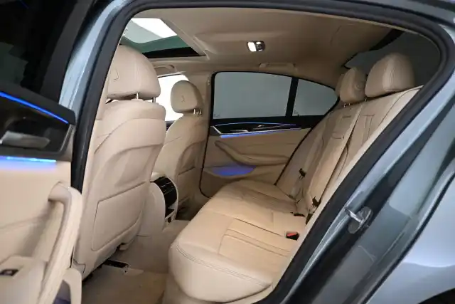 Harmaa Sedan, BMW 530 – EPX-282