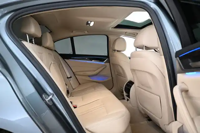 Harmaa Sedan, BMW 530 – EPX-282