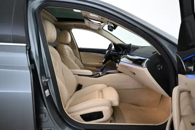 Harmaa Sedan, BMW 530 – EPX-282