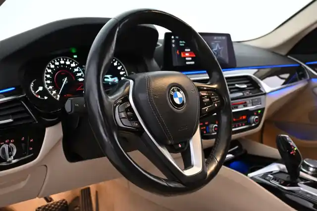 Harmaa Sedan, BMW 530 – EPX-282