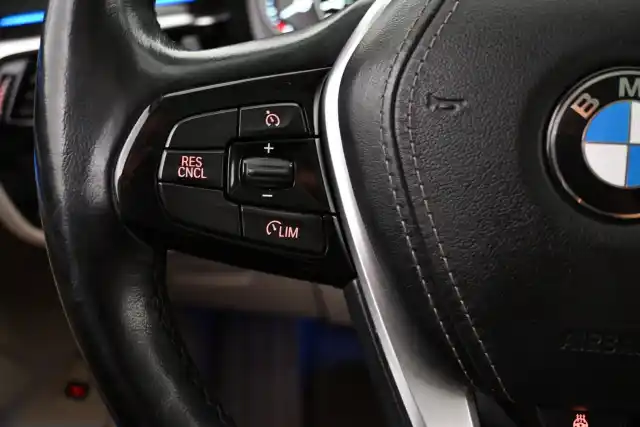 Harmaa Sedan, BMW 530 – EPX-282