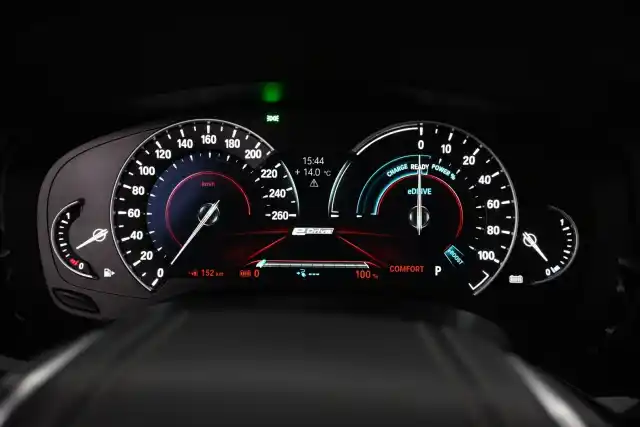Harmaa Sedan, BMW 530 – EPX-282