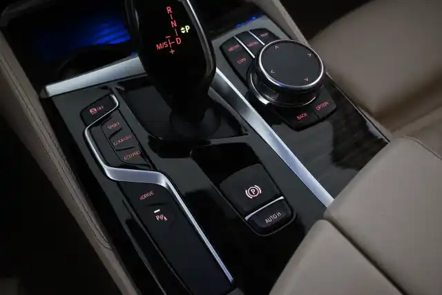 Harmaa Sedan, BMW 530 – EPX-282