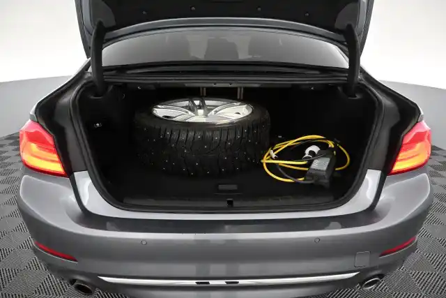 Harmaa Sedan, BMW 530 – EPX-282