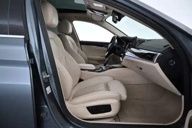Harmaa Sedan, BMW 530 – EPX-282