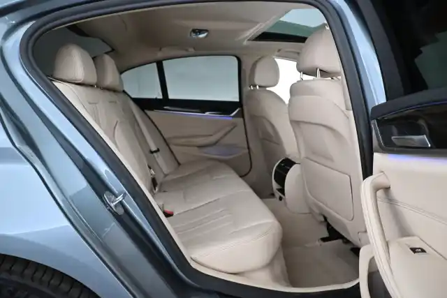 Harmaa Sedan, BMW 530 – EPX-282