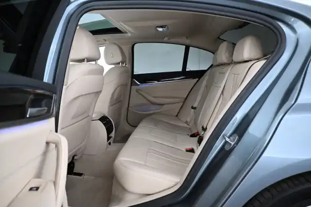 Harmaa Sedan, BMW 530 – EPX-282