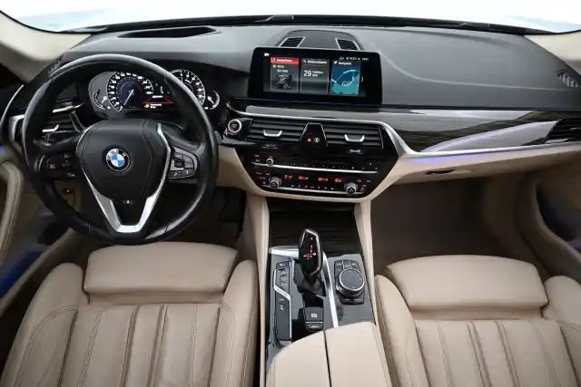 Harmaa Sedan, BMW 530 – EPX-282