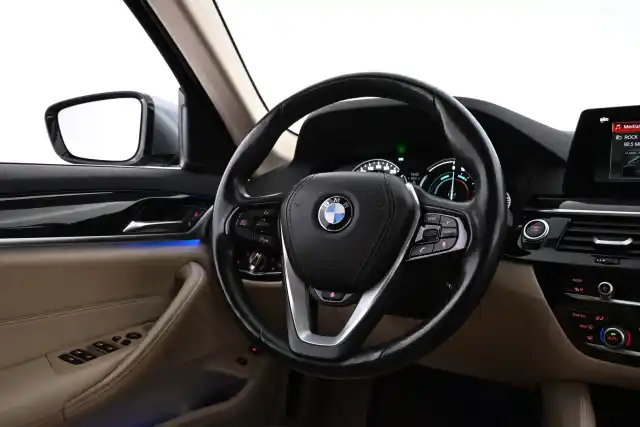 Harmaa Sedan, BMW 530 – EPX-282