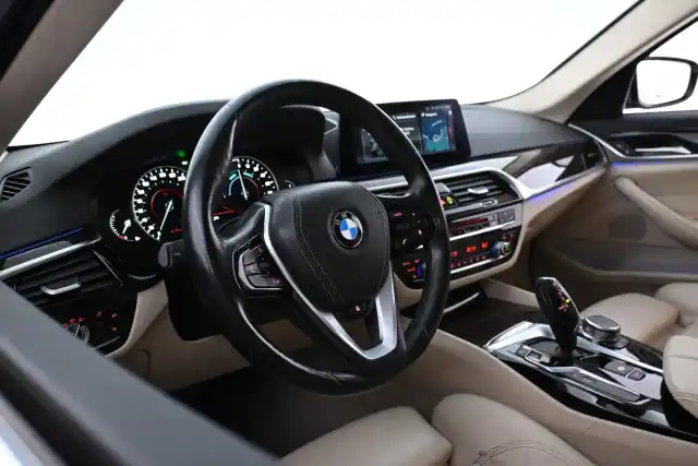 Harmaa Sedan, BMW 530 – EPX-282