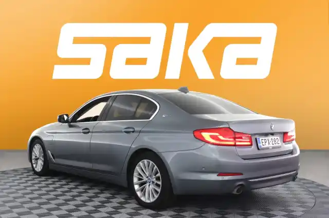 Harmaa Sedan, BMW 530 – EPX-282