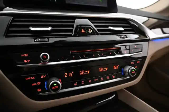 Harmaa Sedan, BMW 530 – EPX-282