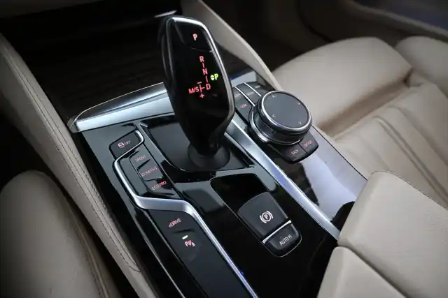 Harmaa Sedan, BMW 530 – EPX-282