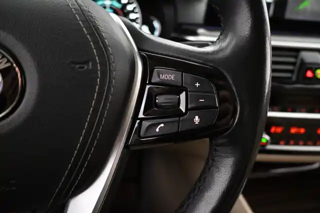Harmaa Sedan, BMW 530 – EPX-282