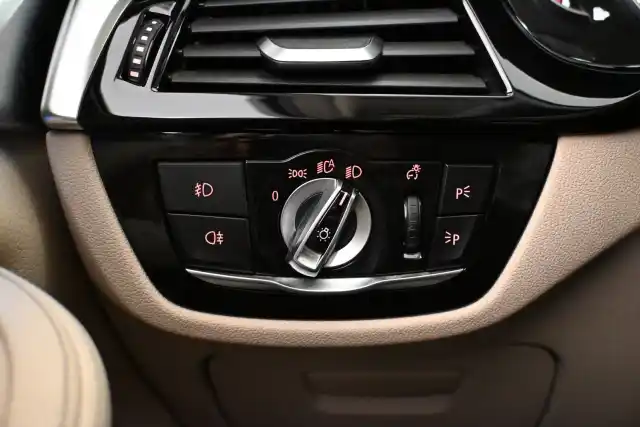 Harmaa Sedan, BMW 530 – EPX-282
