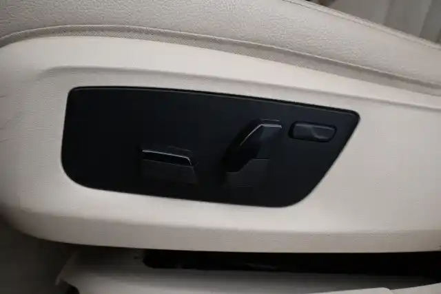 Harmaa Sedan, BMW 530 – EPX-282