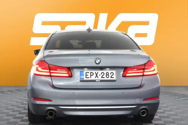 Harmaa Sedan, BMW 530 – EPX-282