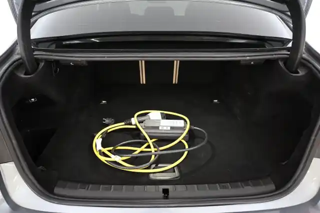 Harmaa Sedan, BMW 530 – EPX-282