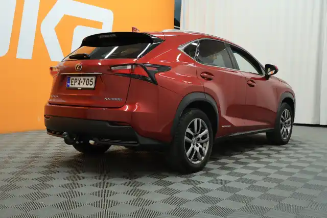 Punainen Maastoauto, Lexus NX – EPX-705