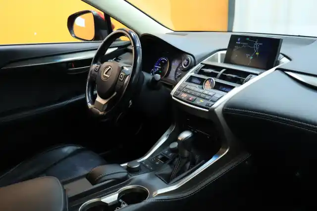 Punainen Maastoauto, Lexus NX – EPX-705