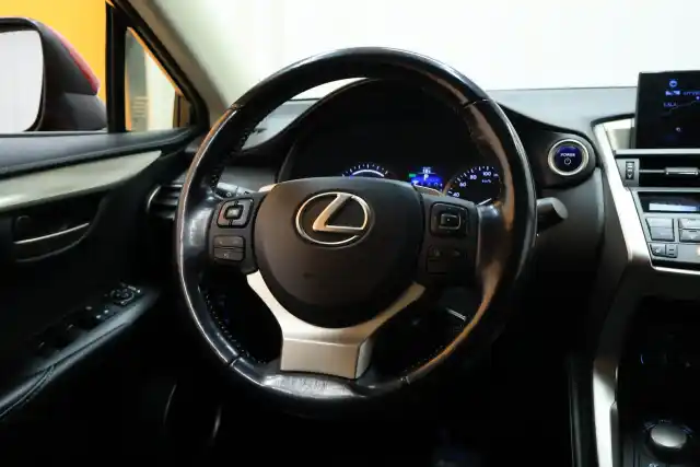 Punainen Maastoauto, Lexus NX – EPX-705