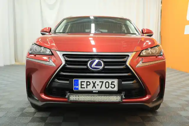 Punainen Maastoauto, Lexus NX – EPX-705