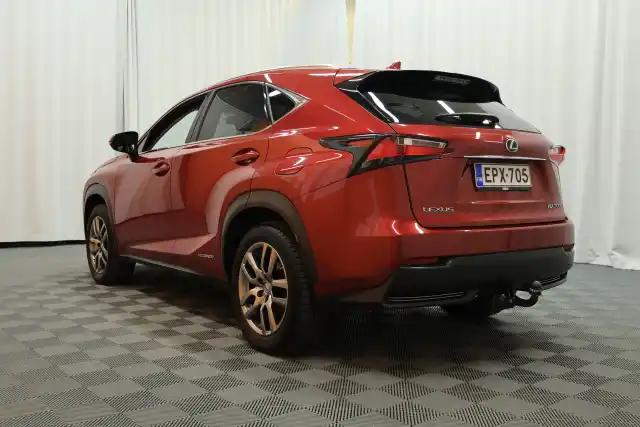 Punainen Maastoauto, Lexus NX – EPX-705