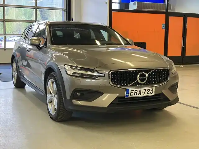 Harmaa Farmari, Volvo V60 Cross Country – ERA-723