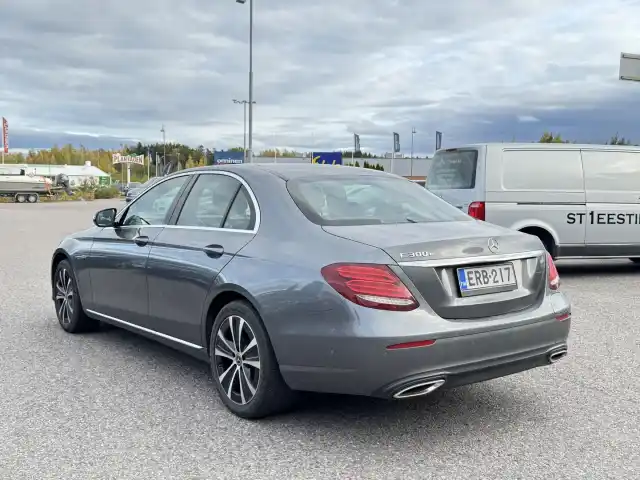 Harmaa Sedan, Mercedes-Benz E – ERB-217