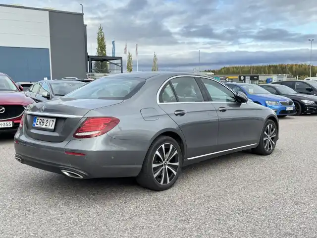 Harmaa Sedan, Mercedes-Benz E – ERB-217