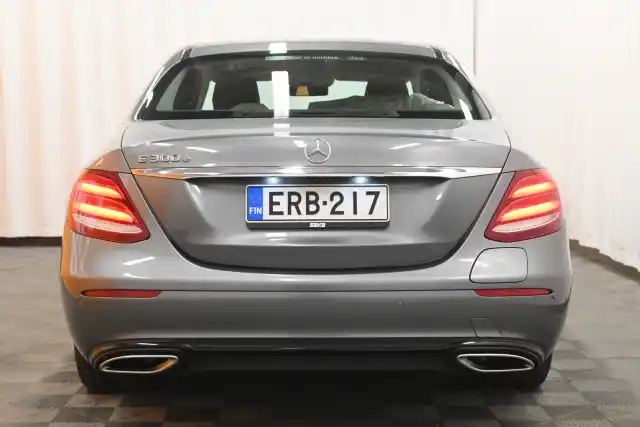 Harmaa Sedan, Mercedes-Benz E – ERB-217