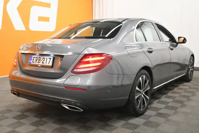 Harmaa Sedan, Mercedes-Benz E – ERB-217