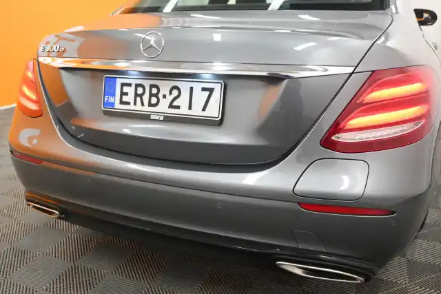 Harmaa Sedan, Mercedes-Benz E – ERB-217