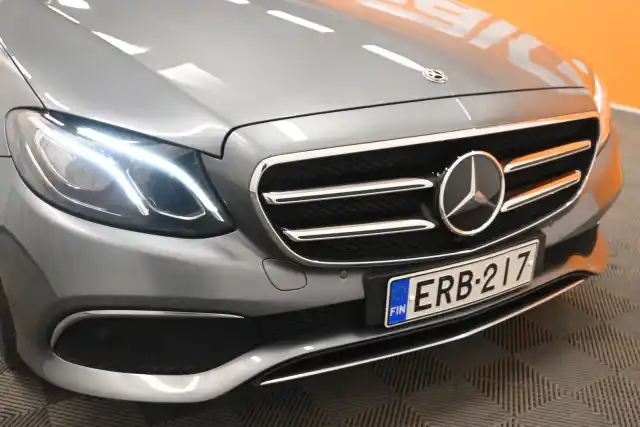 Harmaa Sedan, Mercedes-Benz E – ERB-217