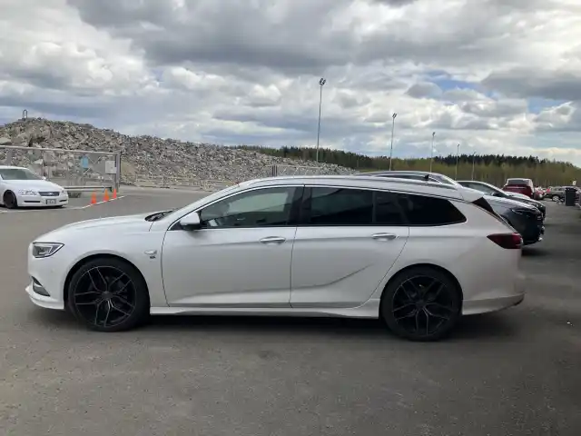 Valkoinen Farmari, Opel Insignia – ERB-522