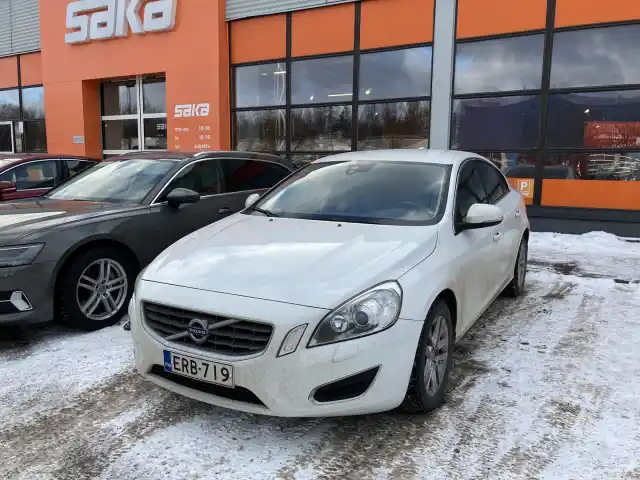 Valkoinen Sedan, Volvo S60 – ERB-719