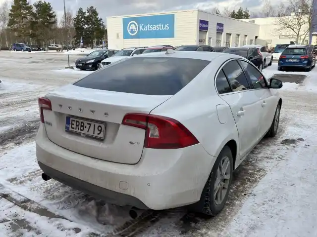 Valkoinen Sedan, Volvo S60 – ERB-719