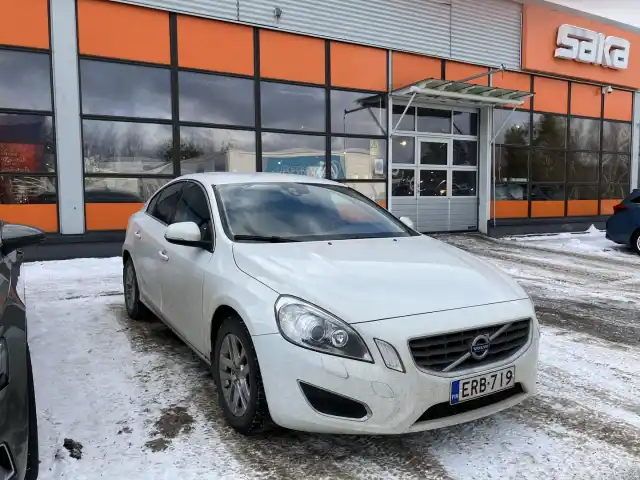 Valkoinen Sedan, Volvo S60 – ERB-719