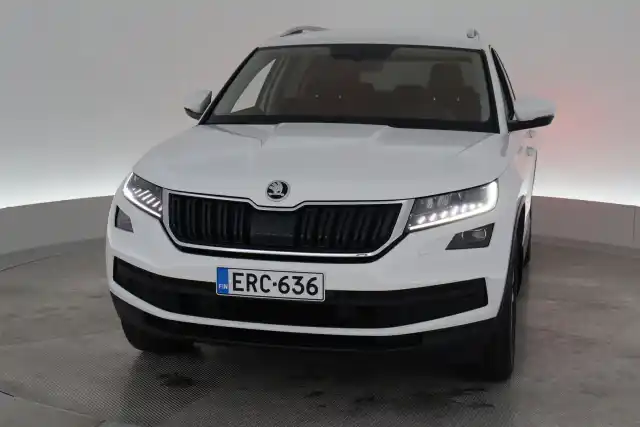 Valkoinen Maastoauto, Skoda Kodiaq – ERC-636