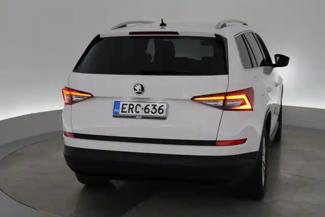 Valkoinen Maastoauto, Skoda Kodiaq – ERC-636