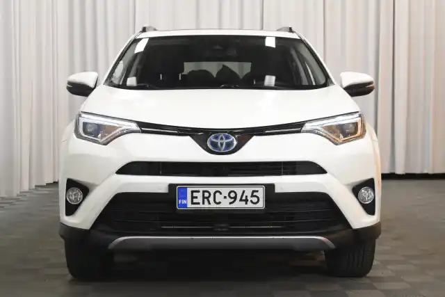 Valkoinen Maastoauto, Toyota RAV4 – ERC-945